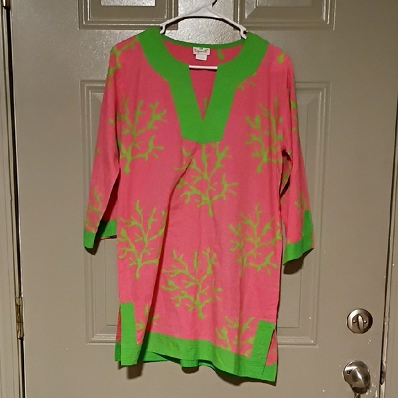 Top It Off Tops - Top it off Tunic Woman Size S/M Pink and Green Tunic with Coral Pattern
